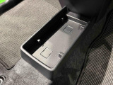 ティッシュ箱もぴったり収まるセンターフロアトレイ