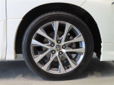 純正のアルミホイール装着車です。タイヤサイズは225/50R18です。