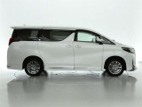 両側パワースライドドア付きだから、狭い駐車スペースなどでの 乗り降りラクラク!小さなお子さまのいるご家庭には嬉しい装備。