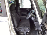 フロント広々、ベンチシートの運転席は、ハイトアジャスターが付いているので、快適にドライブができます。ハンドルはチルトステアリングで、ハンドル位置を上下に調節できます。