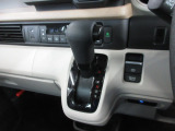 インパネシフトだから視線の移動も少なく足元もスッキリ。運転席もゆったりしているのでゆとりを持ってドライブできますね。