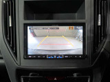 シフトをRに入れると、ナビゲーションの画面が自動でこちらの映像に切り替わります。ガイドラインは設定で選択できます。