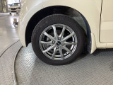 かっこいい【アルミホイール】を履いていますので、足元を引きしまっていますね。タイヤの空気圧は、燃費、ステアリング等に影響しますので、こまめなチェックをお願いします。