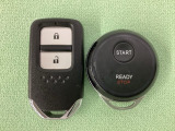 スマートキーを装備しています。鍵を差し込むことなくドアロックの開け閉めと、スタートボタン操作でのエンジンスタートができます。加えて、純正リモコンエンジンスターター用の操作キーもついています。