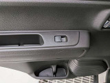 パワーウィンドウのスイッチですよ。運転席に居ながら窓を開け閉めのコントロールできます。