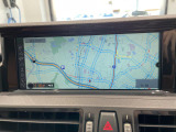 【純正ナビゲーション】BMWのナビゲーションは操作性も良く、詳細な地図情報と交通状況を見やすく表示し、快適なドライビングをサポートしながら目的地までナビゲートします。