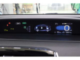 大きく表示されるデジタルメーターは、瞬時に車速が確認できます。エネルギーモニターではHVシステムの現状況などが一目で確認できます。地球に優しく運転すると、ガソリン代の節約にもつながります。