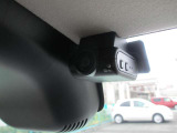 フロント+室内ドライブレコーダー・・・前方はもちろん、車内および車側面の撮影、それに加えてリアガラス越しの後方撮影にも対応します。