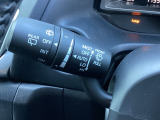 レバーをAUTOの位置にしているとき、レインセンサーが雨を感知すると、雨量に応じてワイパーが自動で作動してくれるオートワイパーを装備!