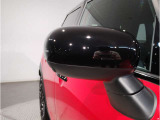 ドアミラーにはLEDウインカーが埋め込まれており、対向車からの視認性を高めております。