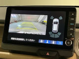 リバースギアに入れるだけで後方の表示へ切り替わります。夜間や雨の日の駐車も楽になりますよ。