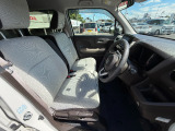 足元もゆったりで長時間の運転も疲れにくいフロントシートです。
