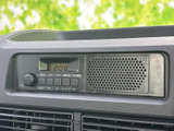 運転席から目に入りやすい位置に表示部とボタンがまとまり、時刻などを確認しやすい配置です。空調吹き出し口の上に並ぶため、走行中も視線を大きく移さずに表示を確かめやすいのが便利です。
