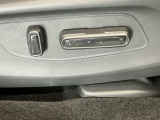 電動シートはスイッチ操作でシートのスライドや高さが上下に微調整できるのでちょうどいい高さで運転に余裕が生まれます