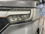 LEDヘッドライトは、点灯の瞬間から最大光量を発揮し、突然暗くなるトンネルなどでの安定感を高めます。