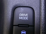 ドライブモード切替スイッチです。このボタンを押すと、車の走行特性を切り替えられます。