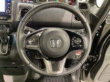 ハンドルにHondaセンシング系のクルーズコントロールやレーンキープアシストなどのスイッチと、オーディオの操作スイッチが装備されています。ハンドルから手を離さず安全に操作できます。