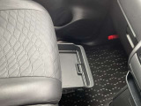 [助手席シートアンダーボックス]運転用の替え靴などを収納する事ができます!!