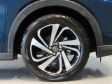 純正のアルミホイール装着車です。タイヤサイズは195/60R17です。