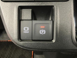【電動パーキングブレーキ+オートブレーキホールド機能】 指先だけで簡単に操作が可能なパーキングブレーキ、スイッチを押すとブレーキペダルから足を離してもブレーキを保持できるオートブレーキホールド搭載。