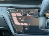 タブレット端末のようなタッチパネル式のオートエアコン採用。凹凸のない滑らかな表面で操作感を高めています。