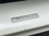 TRDエアロです。通常車と比べて重心が低く見え、かっこいいですね!新車時にオプションでつけると意外と高いんですよ。中古車の醍醐味ですね。