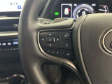 運転中、オーディオの操作をしてて、ハッとしたことはありませんか?ステアリングスイッチは、運転中でもハンドルでオーディオの操作が可能です。安全なドライブをサポートします。
