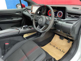 スポーティで、品質の高い滑らかな手触りの本革巻を使用したステアリング。Dカット型を採用することで、さらにスポーティさを強調します。
