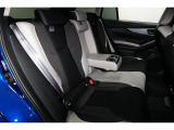 リアシートのセンターアムレストには2つのカップフォルダーつきで、車内全員がゆったりお過ごしいただけます!!
