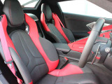 運転中の体をしっかりと支えてくれるスポーツシート。シートヒーターとベンチレーション付きで1年中快適におお乗りいただけます!