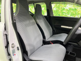 明るい色調のシートと大きな窓で、運転席まわりは開放感のある空間です。座面と背もたれがすっきりまとまり、日常の移動でも視界を確保しやすい配置。清潔感のある室内です。