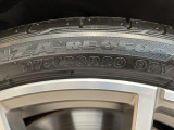 純正20インチアルミホイール。リアは275/30R20