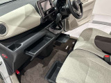 グローブボックス周り 運転席から中に収納した物をすぐに取り出せて便利です。