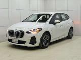 フロントフェイスの精悍な表情と伸びやかに続くボディーライン。斜め前からのアングルはBMWらしいスポーティさとエレガンスさを際立たせます。光の当たり方によって表情を変えるボディーの造形も魅力の一つです。