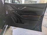 パワーウィンドウのスイッチですよ。運転席に居ながら窓を開け閉めのコントロールできます。