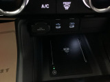 Qi対応のスマートフォンを置くだけで充電ができます。