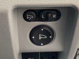 電動格納ミラーを装備しており、車内からワンタッチでミラーの開閉が可能です。