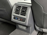 運転席・助手席・後席で個別に温度調整が可能な3ゾーンフルオートエアコン。乗る人それぞれに快適な空調を提供します。