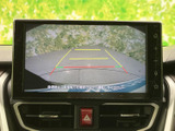 後方確認を助ける映像と目安線を画面上で確認でき、駐車時の距離感をつかみやすい装備です。操作部も手の届く位置にまとまり、日常の取り回しをサポートします。