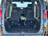 3列目シートは跳ね上げ式で折りたたみ可能です。キャンプ用品など大きな荷物もばっちり収納可能です!