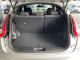 バックドアは大きく開きます。定員乗車時でも十分広いラゲッジスペースを確保しています