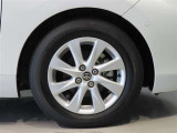 純正のアルミホイール装着車です。タイヤサイズは185/65R15です。