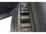 全ての窓が運転席から操作できます。今やほぼ当たり前ですが、無いと不便なアイテムですよね。ドアの施錠・解錠と連動してドアミラーが格納・復帰するオート電動格納機能も装備しています。