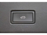 電動パワーテールゲート付です。手がふさがっている時は車両下部に足を入れると自動的に開きます。また、スイッチ長押しでお好きな位置で止まるよう設定可能です。