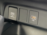 USBジャック搭載しております。純正ナビと連動しているため、接続機器の充電をするとともに音楽再生も可能です!お気に入りのプレイリストを再生して楽しくドライブできますよ!