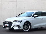●Audiが最初に採用したLEDポジショニングランプ。シャープなラインで昼間でも点けていたいと思うほど上品でオシャレです。夜間走行時はさらに目立ちます!