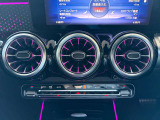 オートエアコン装備。車内を快適な温度に保ち、季節を問わず使いやすい一台。