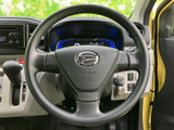 運転席前に広がるメーターまわりは、ハンドルを握ったまま目線を大きく動かさず確認しやすい配置です。各種スイッチも手元にまとまり、日々の運転をサポートします。