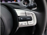 ホンダセンシング機能のクルーズコントロールはアクセル操作せず一定のスピードで走行するのはもちろん、前車との適切な車間距離も保ちます!車線内を走行できるようハンドル操作を支援する機能も付いています!