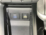 充電用USB端子付き。スマートフォンなどの充電に便利です。
